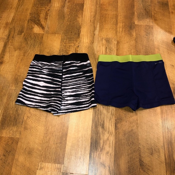 2 pairs of Nike pros - Picture 3 of 5
